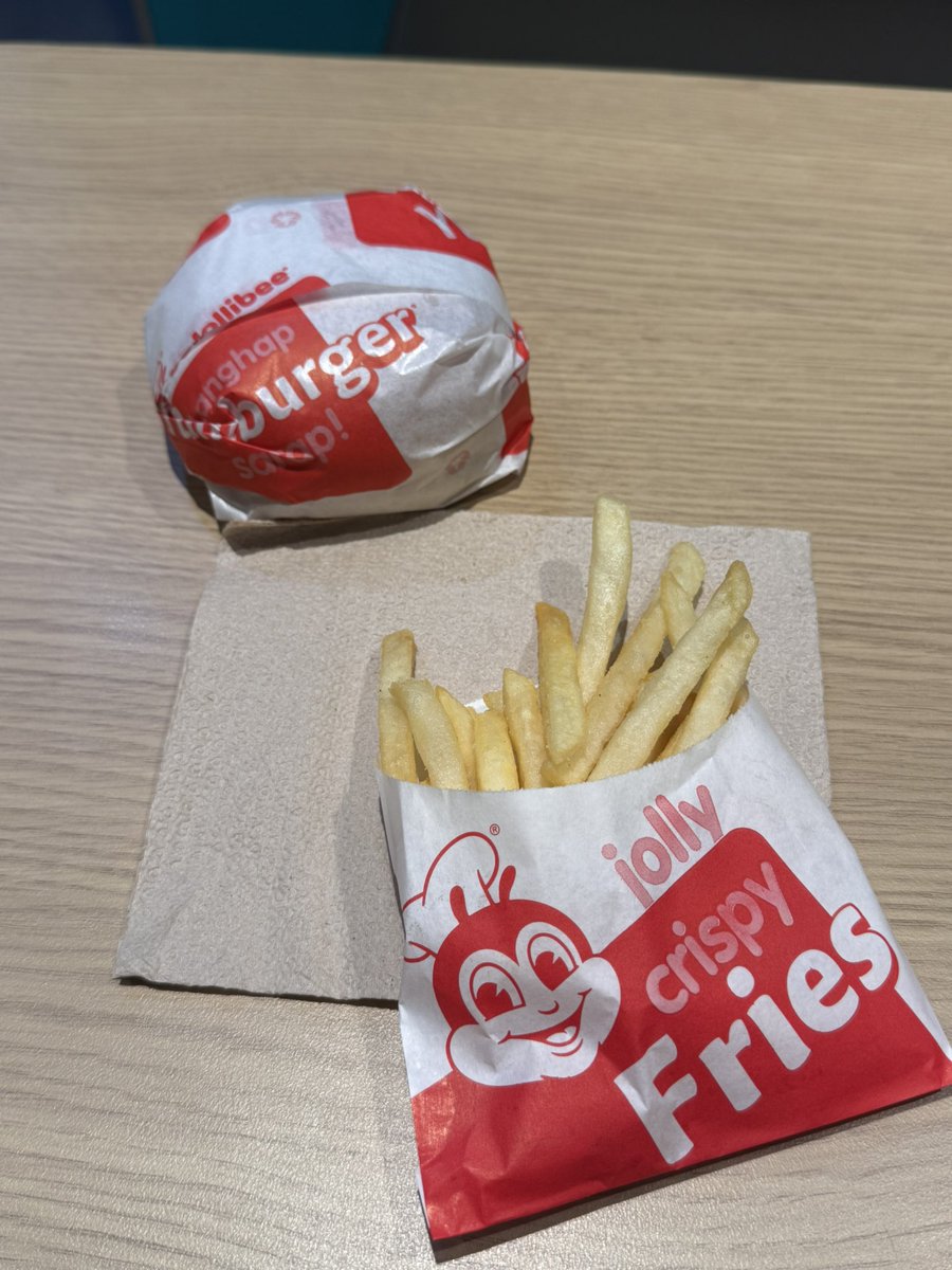 MitchelleForca1's tweet photo. #SulitSarapDiskarte na, busog pa! ❤️ I love that I can mix and match my Jollibee favorites depending on my mood. What’s your go-to combo? 🍝🍔 #MixAndMatch #jollibee #foodie https://t.co/IUvKeeaCpy