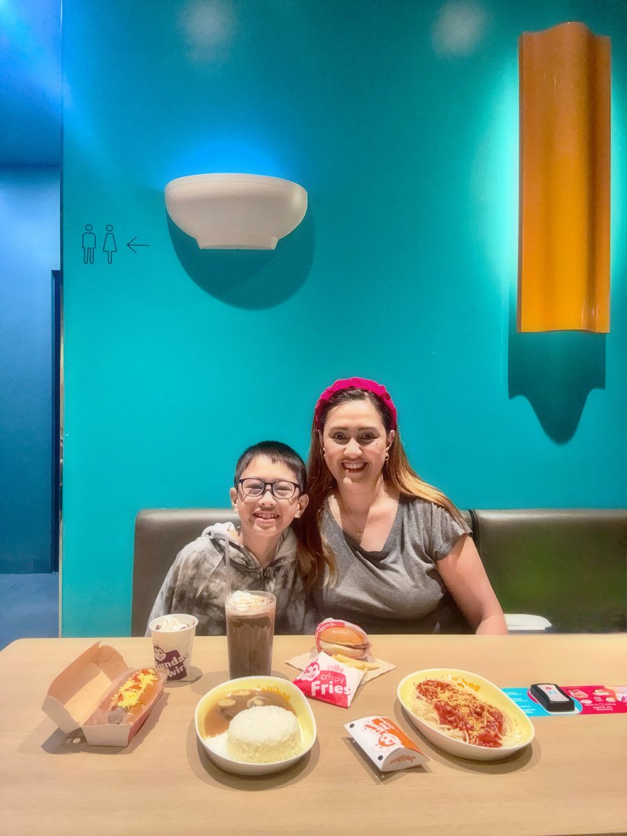 MitchelleForca1's tweet photo. #SulitSarapDiskarte na, busog pa! ❤️ I love that I can mix and match my Jollibee favorites depending on my mood. What’s your go-to combo? 🍝🍔 #MixAndMatch #jollibee #foodie https://t.co/IUvKeeaCpy