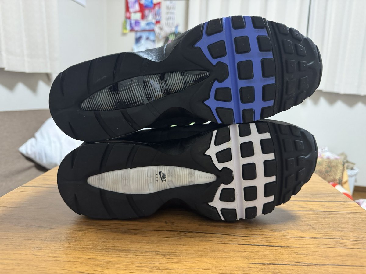 GLC63S_AJ's tweet photo. 実家に置いてあるエアマックス95。
よくよく見たら左右のソールが違うエラー品でした。左足がミディアムアッシュ？の白いエアソールです。
気づいてたら履かないで取っておいたのにー。 https://t.co/un4okmPpm5