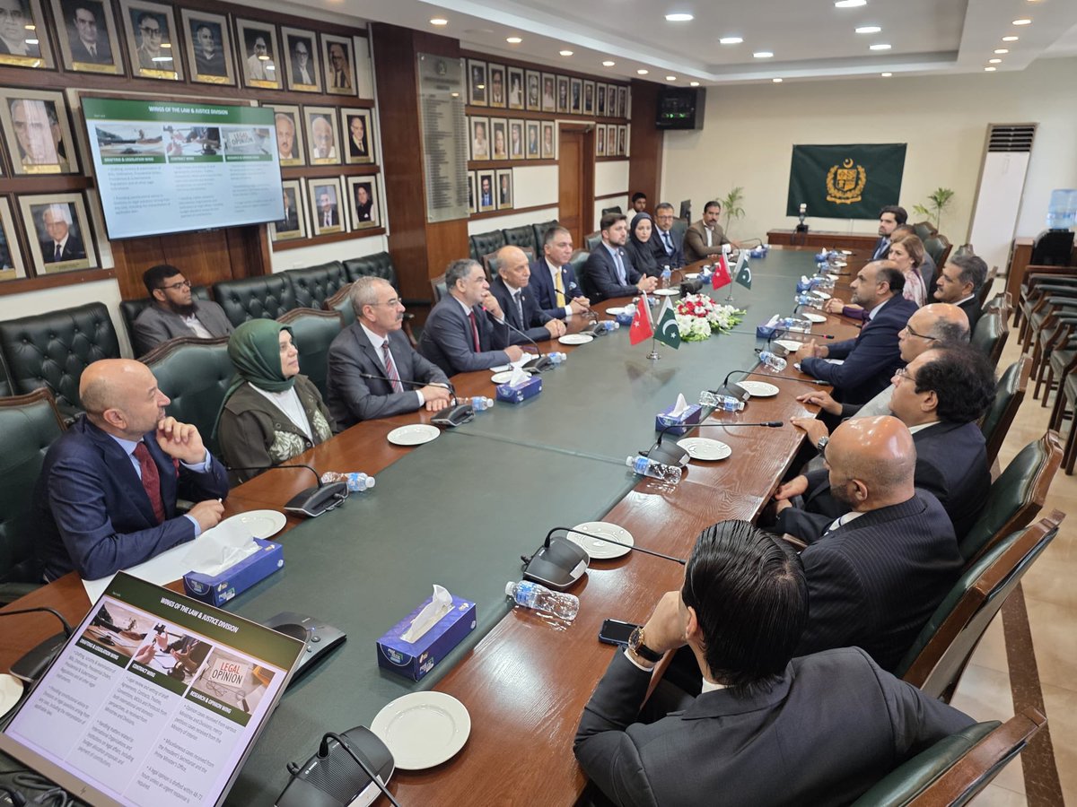 AvMenderesDemir's tweet photo. Pakistan’ın Başkenti İslamabad’ta, İstanbul 2 Nolu Baro Yönetim Kurulu olarak Pakistan Kanun ve Adalet Bakanlığı’na ve Yüksek Mahkeme Başkanlığı’na ziyaret gerçekleştirdik. Kabul ve ilgileri için Sayın Bakan ve Yüksek Mahkeme Başkan ve heyetine teşekkür ederiz. https://t.co/U6dkhKtTrR