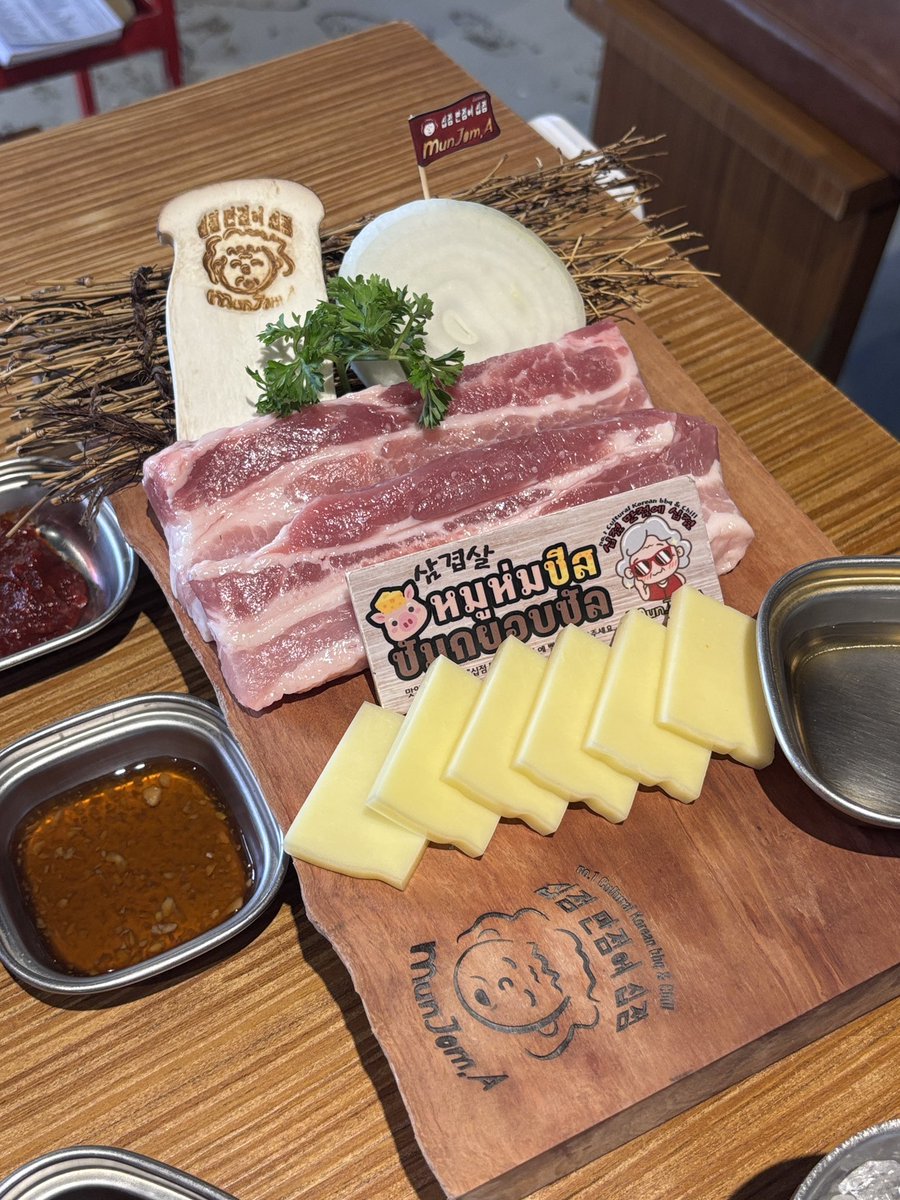 viewwrs's tweet photo. พึ้งไปกินร้านมันจอมเอ อร่อยจริงง ชอบตรงพนงมาย่างให้เรามีหน้าที่กินๆๆอย่างเดียว หมูห่มชีส is the best มากกก เมนูดองซีอิ๋วก็เริ่ดเลย😋 https://t.co/sGWgR3xUYp