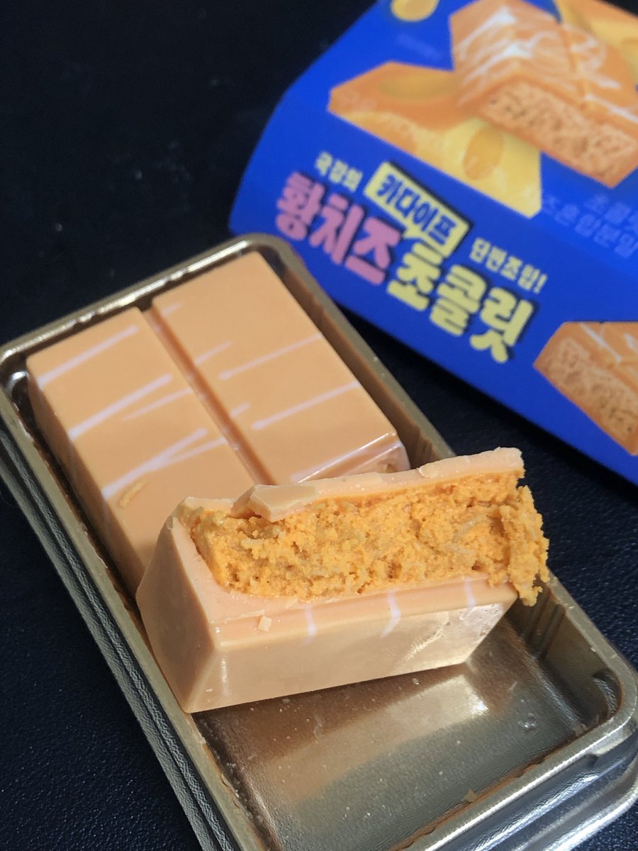 aug8ball's tweet photo. Gs에 파는 황치즈 카다이프 초콜릿 당 땡길 때 ㄴㅁ 좋은데...?퇴근하고 기 좍좍 빨려서 사왔는데 
한 조각 와삭 먹자 마자 하룰라라 잠깐 갔다 옴 https://t.co/NcMf3romKQ