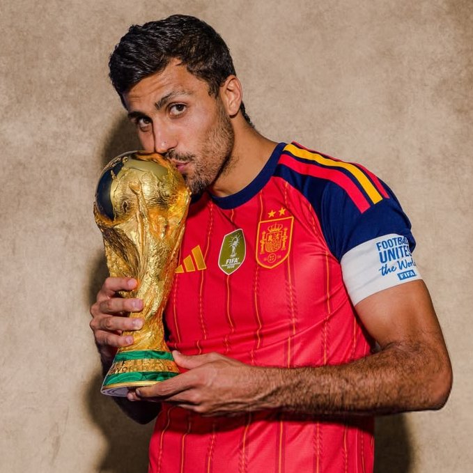 theMadridZone's tweet photo. 🚨 BREAKING: José Mourinho has DIRECTLY SPOKEN to Rodri MULTIPLE TIMES.

José LOVES Rodri, and really wants him at Real Madrid.

Official talks between Real Madrid &amp; Man City HAVE BEGAN! @MatteMoretto https://t.co/5kbsXglA8C