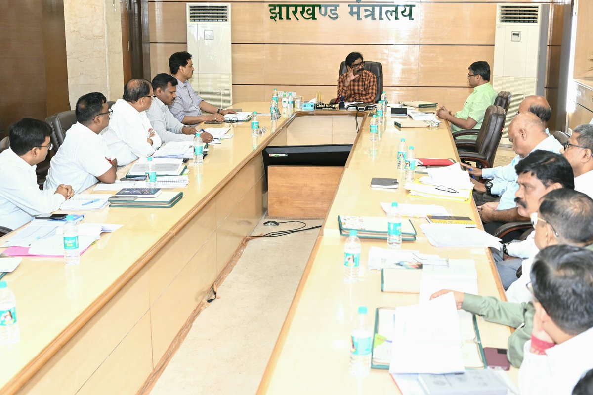 JharkhandCMO's tweet photo. मुख्यमंत्री श्री @HemantSorenJMM ने ऊर्जा विभाग के अद्यतन कार्यों एवं योजनाओं की समीक्षा कर अधिकारियों को आवश्यक दिशा निर्देश दिए हैं। https://t.co/NsN7AGnu0r