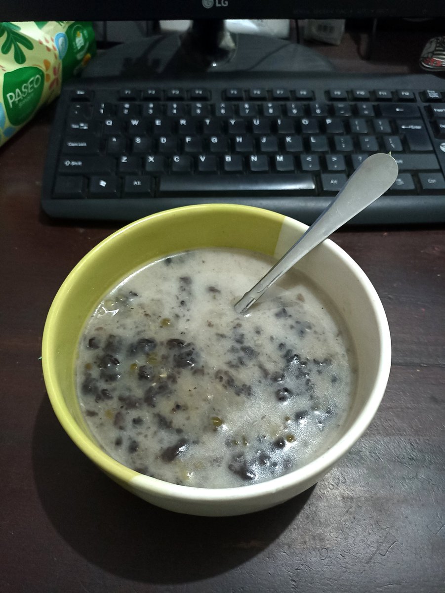 zulyarch's tweet photo. udah masuk tahap ngangenin makan bubur kajang ijo pagi-pagi dengan santui di meja kerja. saking hebohnya kantor dua mingguan ini ☝️☝️☝️ https://t.co/Hqj7jd2hv3