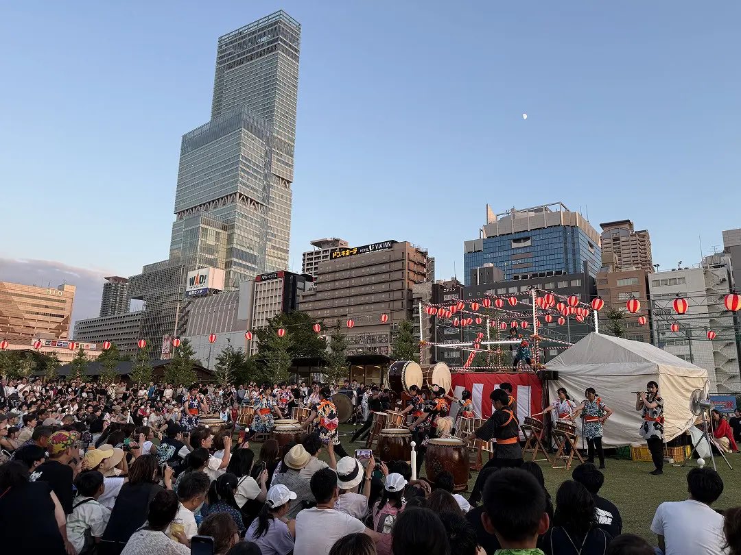 osakaschedule's tweet photo. てんしば夏祭り2026 

天王寺公園のエントランスエリア「てんしば」にて、夏の恒例イベント「てんしば夏祭り2026」が開催される。

芝生広場を中心に、迫力満点の和太鼓演奏や会場一体となって盛り上がる盆踊りなど多彩なプログラムを展開。

さらに、昨年大好評だったやぐらからの大放水を全身に浴びる「スプラッシュタイム」を今年も開催！　

花火エリアでは、手持ち花火（1セット500円）を販売しており、購入した方のみ、花火を楽しむことができる。

会場内には多数のキッチンカーや屋台が出店し、縁日のような賑やかな雰囲気の中で夏ならではのグルメや催しを満喫できる。

ゆかたを着ていくと、一部店舗で特典も受けられる！

https://t.co/3wJ5ja9Exh