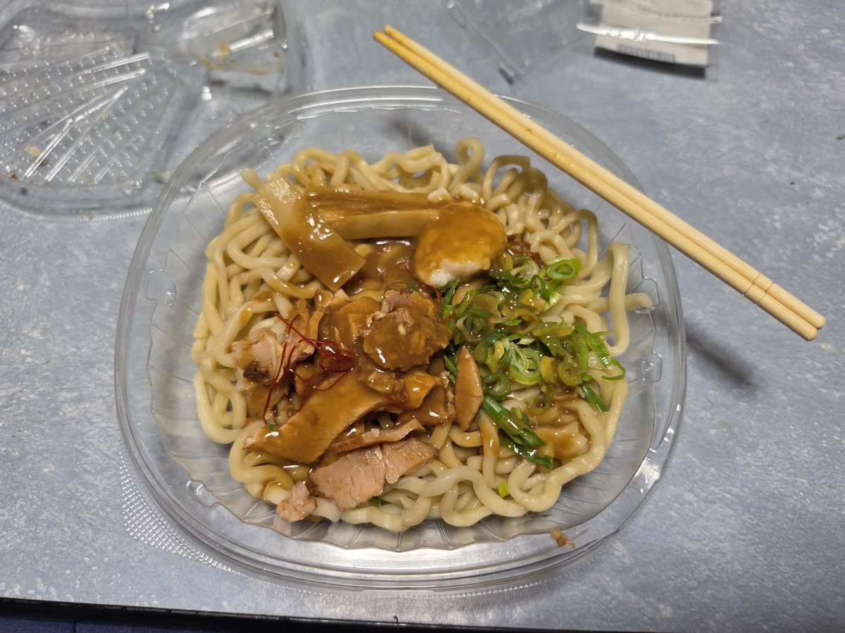 ensemble0121's tweet photo. ●すぞー！

ということで
気になってたSUSURUの冷製濃厚豚骨豚無双食べました！

美味しいけどyoutubeのショートで言ってた通り味濃くて草、食べ手の技術でご飯追加して食べました！味濃かったら水かお湯差すのもいいかも！
#ラーメン https://t.co/x5iq8stswF