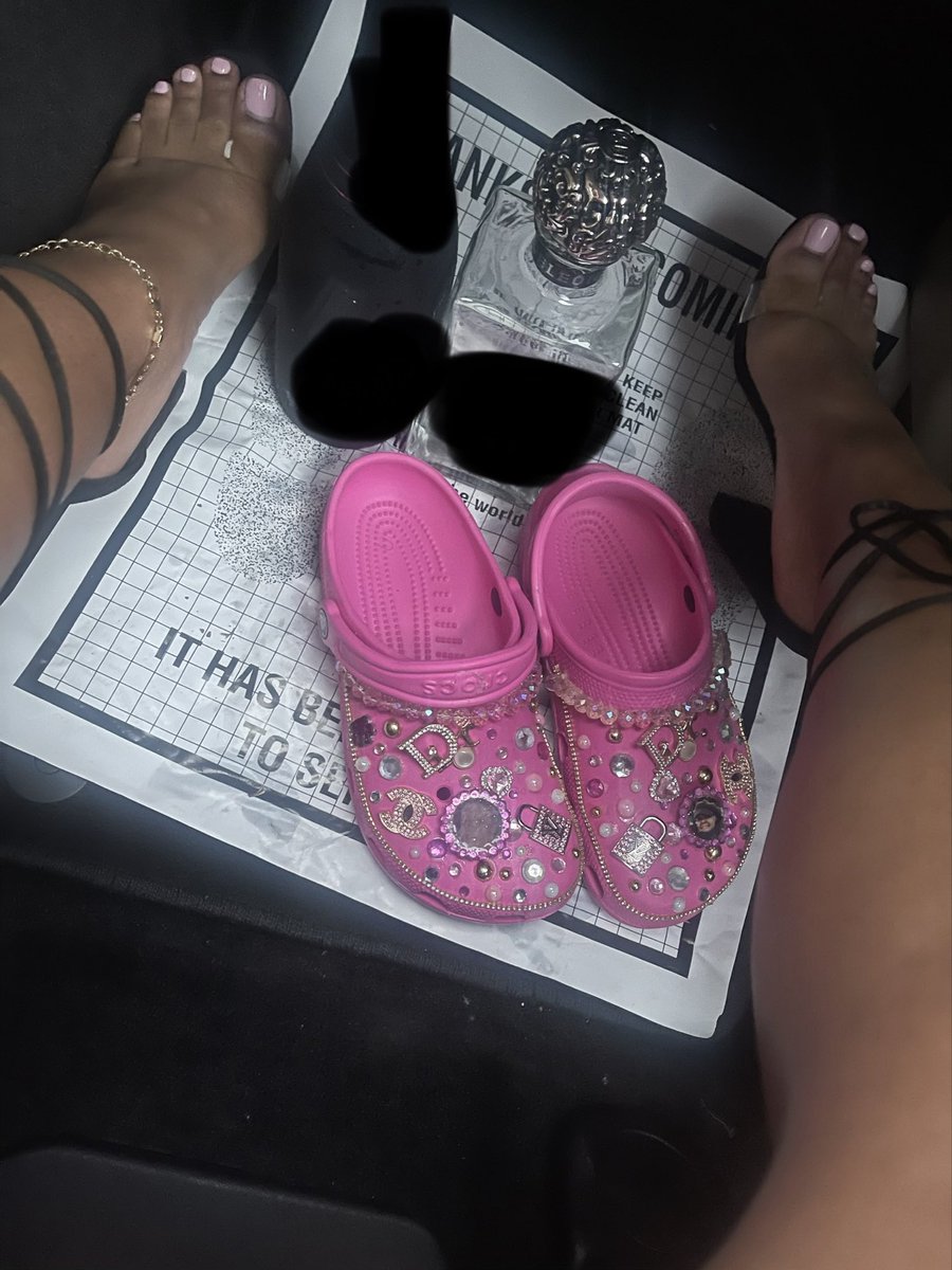 SunSoleV's tweet photo. Need to relax the soles after a night out!! 💕🦶🐷💞👣 #feetfetısh #feet #pink #feetfinder https://t.co/1JcFAKU9f5