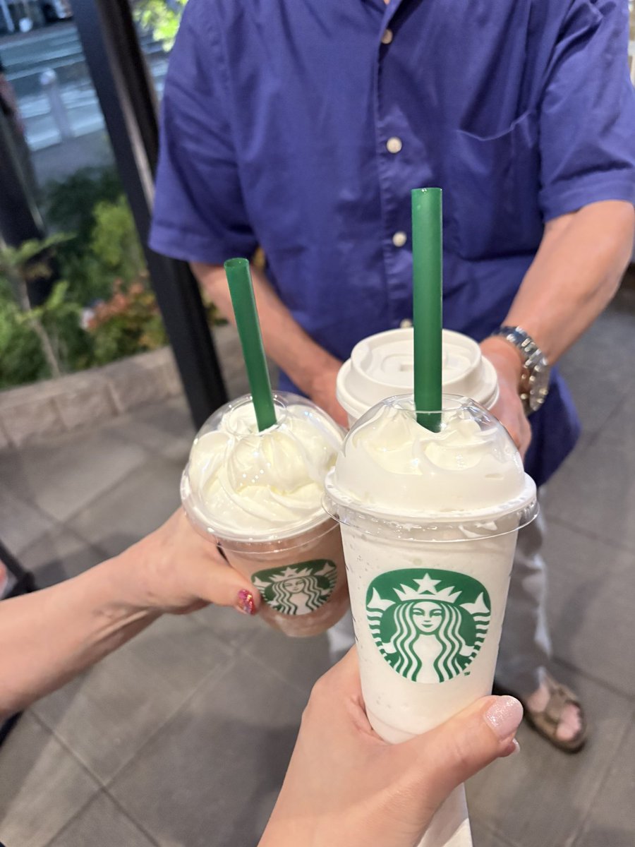 dannaichiban's tweet photo. おとんとおかんとスタバ乾杯🍎😁🙆‍♀️ https://t.co/abFEsf9lIY