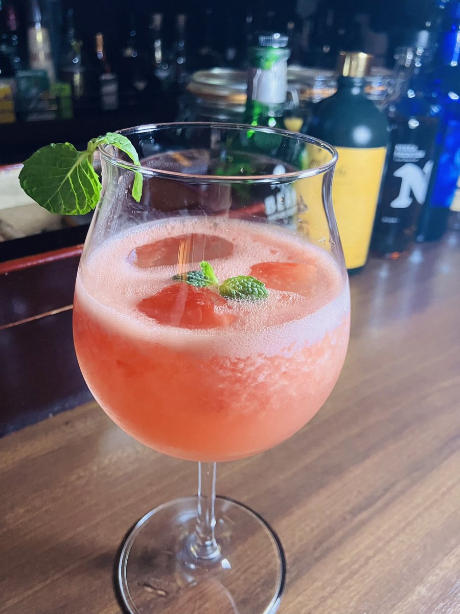 LarmanBar's tweet photo. バーラーマン、本日7/29（水）は、夜7時〜夜中3時まで営業中。

画像のカクテルは、生のスイカ🍉を使ったカクテルです。

レシピは、スイカ🍉、ジン、レモンジュース、シロップなど

#赤坂バー #東京バー #traveljapan #tokyobar #赤坂　　元放送作家　富山県出身 https://t.co/ROpE1MUIih