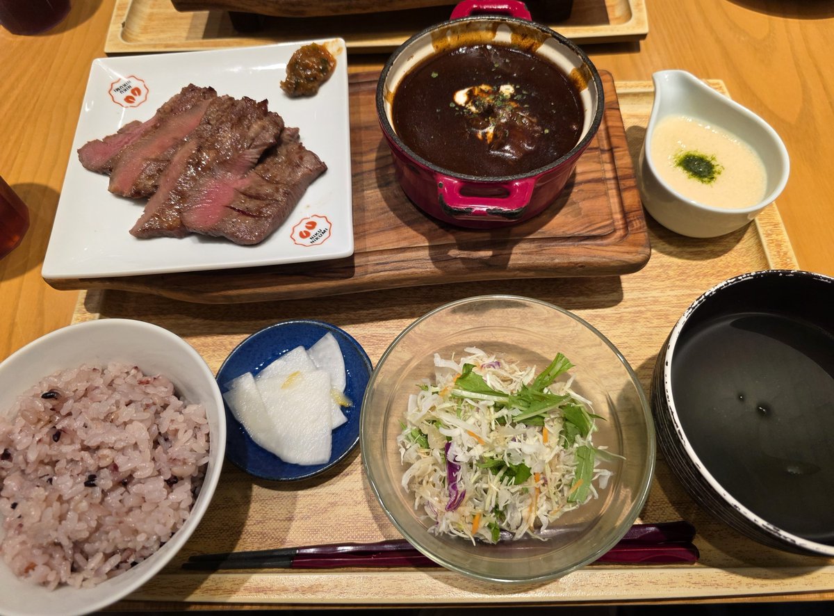 tzhangtwit's tweet photo. ららぽーと富士見の牛たん定食の店 にくみ。
「にくみ。定食」で牛たんとたんシチューがセットになっていて、ご飯は十六穀米を選択(大盛無料)。
とろろも付いているし、たんシチューもご飯に合うわで、ご飯大盛にしておけばと後悔。 https://t.co/BWiZsSl3sx