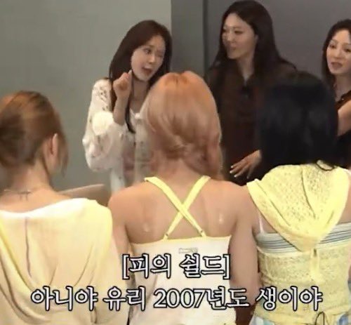 89I205's tweet photo. 아니 유리 2007년생 엄청 애긴줄알고
애기인척 하는데 
앞에잇는애들이ㅜㅜ 2007년생이라고하니까
저상태로 뇌정지온거 ㅆ볼ㅋㅋㅋㅋㅋㅋㅋㅋ https://t.co/M2ljXsMOgf