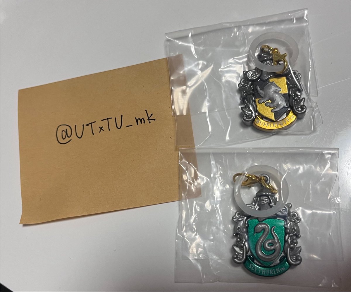 UTxTU_mk's tweet photo. @atsvt1230joshu 検索より失礼します。
当方 スリザリンのエンブレムを所持しているのですが、スリザリン(ローブ)との郵送交換は可能でしょうか？
是非ご検討よろしくお願いします🙇🏻‍♀️ https://t.co/BG7ldhy5Yy