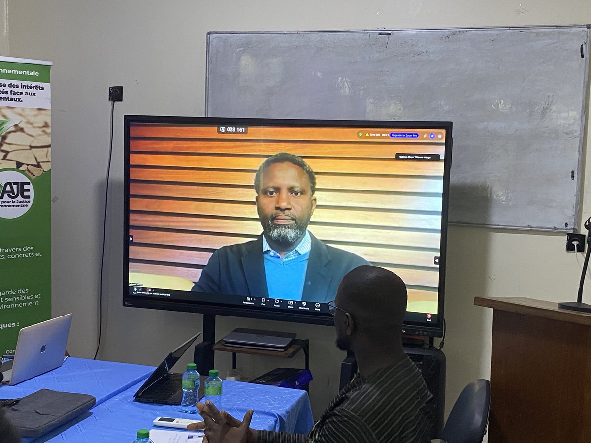 Actionjusticee1's tweet photo. Lors de son intervention en visioconférence, Me Bocar KANTE, avocat au Barreau de Paris, a mis en lumière les incohérences qui caractérisent le contentieux environnemental au Sénégal.

S’appuyant sur l’exemple de Niafrang, en Casamance, où un litige environnemental opposait les populations locales à une entreprise minière, il a rappelé que la justice avait ordonné le retrait du permis d’exploitation de l’entreprise. Pourtant, malgré cette décision judiciaire, les activités minières se poursuivent avec le soutien de l’État.

@FundHumanRights @LEFJustice @manaibra @terangalab  @NdattaG 
#ContentieuxEnvironnementalSN