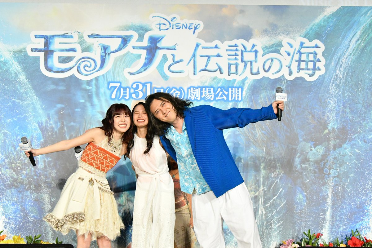 disneystudiojp's tweet photo. 実写版『#モアナと伝説の海』
ミュージカルプレミア開催𝐑𝐞𝐩𝐨𝐫𝐭🌊
⠀
一夜限りのミュージカルプレミアに
日本版声優陣集結✨
໑ #TSUZUMI さん（#ME_I）
໑ #尾上松也 さん
໑ #屋比久知奈 さん
໑ #キムラ緑子 さん
໑ #福井晶一 さん
໑ #真瀬はるか さん
໑ #ROLLY さん
໑ #倉田瑛茉 さん
⠀
アニメーション版 モアナ役 日本版声優を務めた
#屋比久知奈 さんが
本作のエンドソングアーティストとして登壇‼
⠀
TSUZUMIさん、尾上松也さんと
エンドソング
「旅立とう ～Along The Way～」を披露🎤
⠀
さらに、実写版『#リロアンドスティッチ』で
日本版声優を務めたリロ役 #永尾柚乃 さんと
ナニ役 #MOMONA さん（ME:I）が、
サプライズ登場🌺
⠀
7/31（金）#モア夏 公開🐚