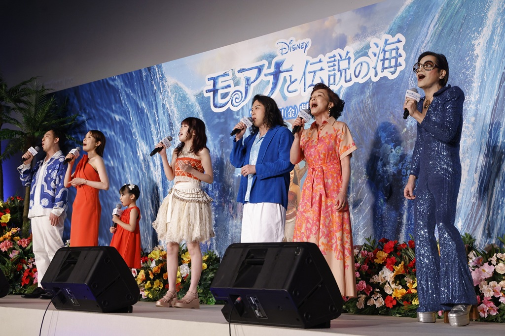 disneystudiojp's tweet photo. 実写版『#モアナと伝説の海』
ミュージカルプレミア開催𝐑𝐞𝐩𝐨𝐫𝐭🌊
⠀
一夜限りのミュージカルプレミアに
日本版声優陣集結✨
໑ #TSUZUMI さん（#ME_I）
໑ #尾上松也 さん
໑ #屋比久知奈 さん
໑ #キムラ緑子 さん
໑ #福井晶一 さん
໑ #真瀬はるか さん
໑ #ROLLY さん
໑ #倉田瑛茉 さん
⠀
アニメーション版 モアナ役 日本版声優を務めた
#屋比久知奈 さんが
本作のエンドソングアーティストとして登壇‼
⠀
TSUZUMIさん、尾上松也さんと
エンドソング
「旅立とう ～Along The Way～」を披露🎤
⠀
さらに、実写版『#リロアンドスティッチ』で
日本版声優を務めたリロ役 #永尾柚乃 さんと
ナニ役 #MOMONA さん（ME:I）が、
サプライズ登場🌺
⠀
7/31（金）#モア夏 公開🐚