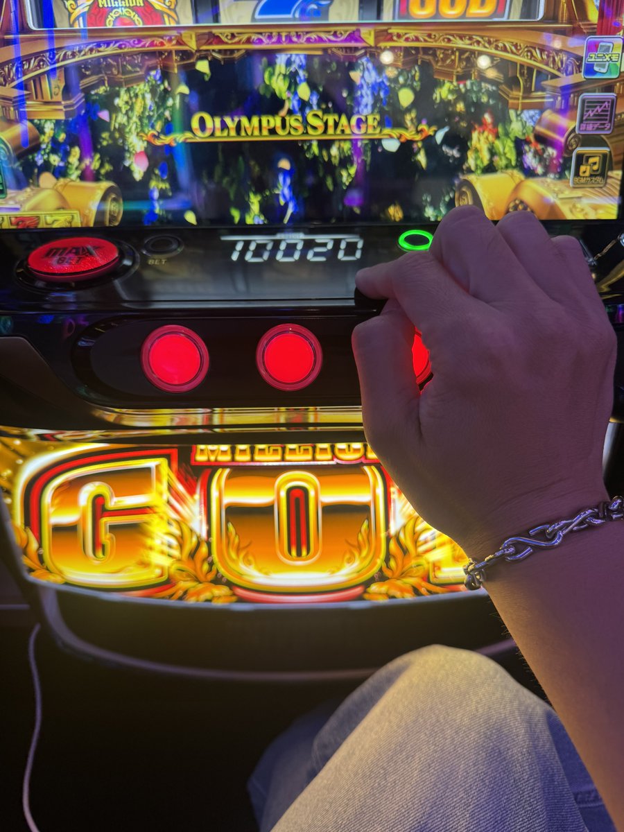 beerman0000's tweet photo. 日進コンコルド2連戦。
知り合いになれたお隣さんとフォローし合って、並び万枚出来てハナ打ちに行く約束したし、俺は今日スカったけどあーちゃんはアームで無理やり台から玉吐き出させとるし、乙女の顔になってたし、いい連休だた✨✨
放置してたドラクエ2やって、明日からまた仕事がんばろ https://t.co/jI5vEEB3ZK