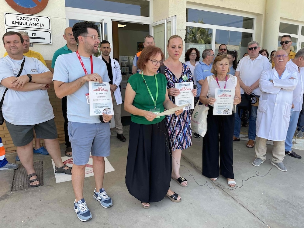 huelvaHOYcom's tweet photo. #Provincia | Hartazgo en Nerva: Profesionales sanitarios y vecinos reclaman un entorno seguro tras la agresión en el Centro de Salud
https://t.co/lzTCPTTrSz https://t.co/2NRRmcAzZ7