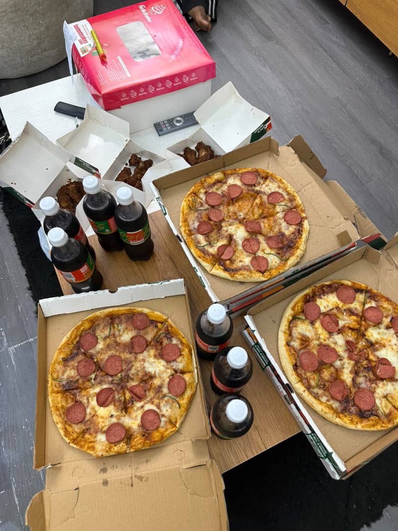 Richard_Ugo_'s tweet photo. Extra toppings like bacon, ham, minced meat, pineapple or prawns? That’s how you take an already delicious Simba’s Pepperoni Pizza to the next level. 🍕 #SimbaPepperoni https://t.co/vZ3OpGHbRk