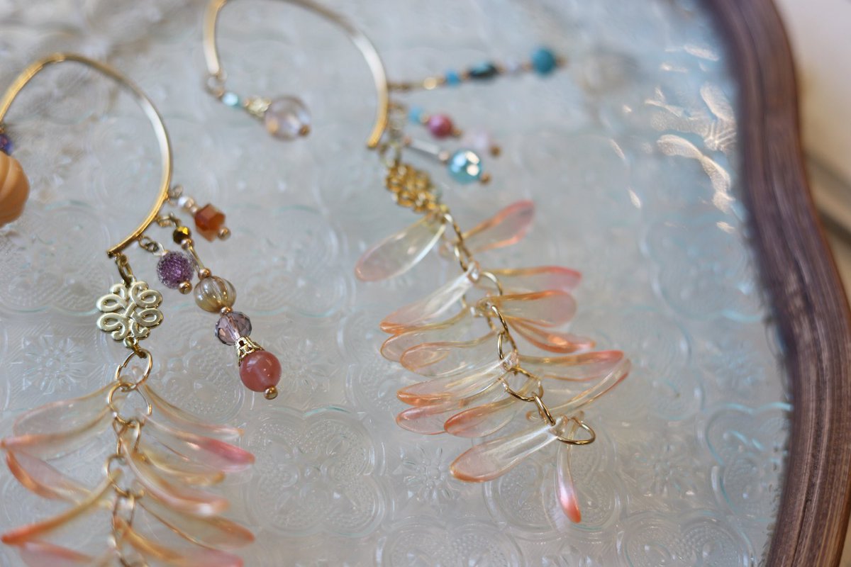 rencreation's tweet photo. ｛｛　ガラス房のイヤーフック　｝｝
つやつやぷっくりなガラス房

#蓮Creation
通販→BASE、BOOTH、minneなど https://t.co/UE7DqXGP3z