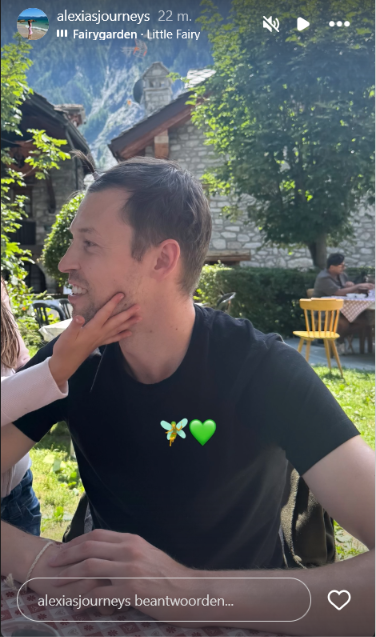Dominique0508's tweet photo. @pitlanejoker @F1Controversies NO, Daniil is NOT fine with it!! He ordered by court that Kelly has to cover her face and she did that since Christmas.  This is how Alexia reacted an hour ago on Kelly Piquet several uncovered photos: https://t.co/frldMekcnk