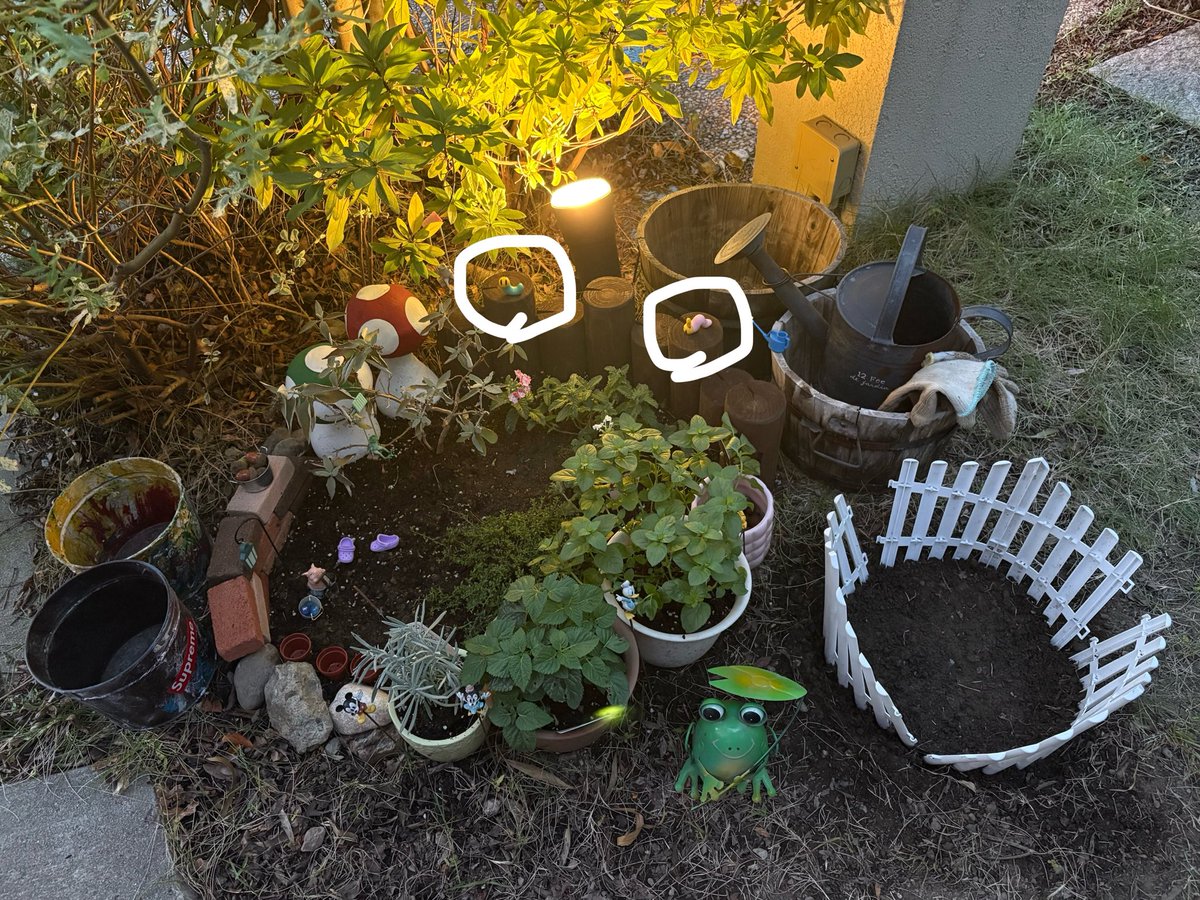 sayu1983's tweet photo. ニャッキがやって来たよ🐛
そして、また花壇を造った！
ちょっと柵の角度が気に入らないけど
疲れたし、一旦おやすみ。 https://t.co/xWLQM3Q6Rf