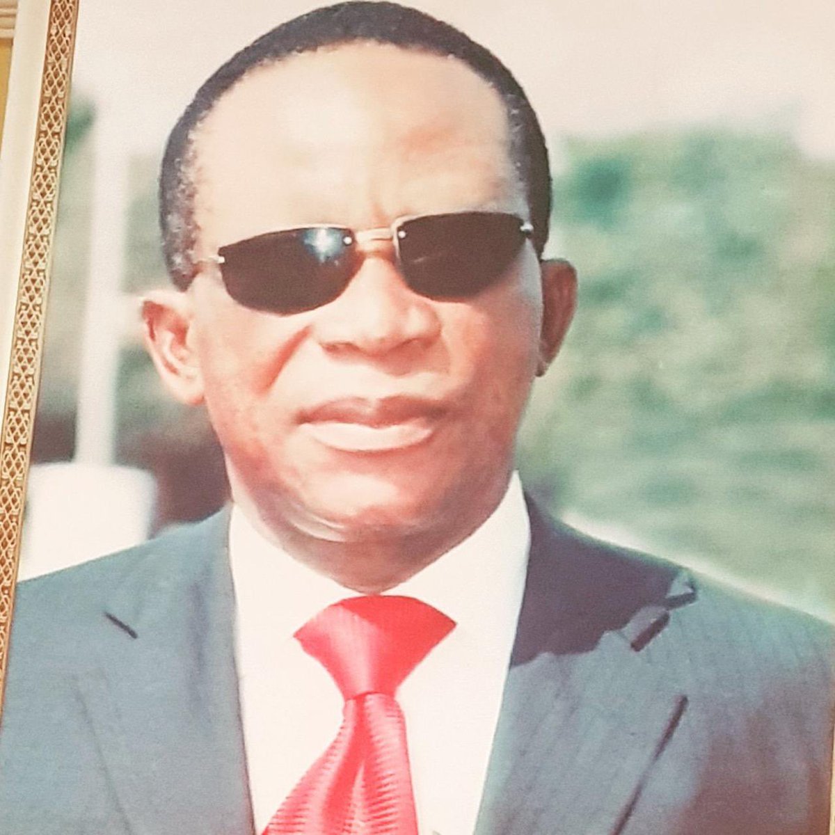 Muyumba's tweet photo. Il est vrai que je n’ai pas eu la chance de le connaître, puisqu’il nous a quittés beaucoup trop tôt. Pourtant, je suis immensément fière de l’homme qu’il était : mon beau-père, Papa Jean-Paul NKANGA BONGO.

Partout où je passe, j’entends les témoignages de celles et ceux qui évoquent un homme d’une intelligence exceptionnelle, ayant consacré sa vie au service de la Nation. Cette intelligence, je la retrouve chaque jour dans nos enfants, ainsi que dans leur père. 

Son existence fut celle d’un homme qui a mis son savoir, son énergie et son engagement au service de son pays. Un homme dont la grandeur ne résidait pas dans les honneurs, mais dans l’empreinte qu’il a laissée dans le cœur des hommes.

Bien qu’il ne soit plus physiquement parmi nous, permettez-moi de vous dire que je le vois vivre à travers ses petits-enfants, nos filles. Elles lui ressemblent à bien des égards, notamment par leurs remarquables capacités intellectuelles, qui ne cessent de nous émerveiller.

En ce 19 juillet 2026, qui marque le 20ᵉ anniversaire de sa disparition, son souvenir demeure vivant dans nos cœurs. Nous gardons la conviction qu’il veille sur toute la famille auprès du Père.

Reposez en paix, cher Papa.
Jean-Paul NKANGA BONGO

Que le Seigneur vous accorde le repos éternel et que votre mémoire demeure une source d’inspiration pour les générations à venir. 
🤍🤍🤍🤍🤍🤍🤍🤍🕊️🕊️🕊️🕊️🕊️
