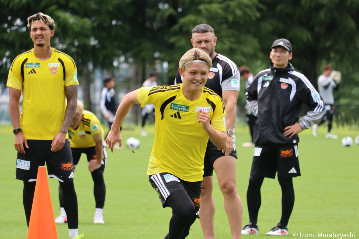 Idumimuraba's tweet photo. 浅倉廉選手「仙台は面白くて優しい人がいっぱい。サッカーの時は真剣で良いコミュニケーションが取れている。
スタートダッシュは大事で、開幕戦でいかに良い勝ち方をして波に乗れるか。古巣・藤枝との対戦は早すぎる感じもあるが、いずれは対戦する。気負わず純粋にサッカーを楽しみたい」
#vegalta https://t.co/wto2jecl0V