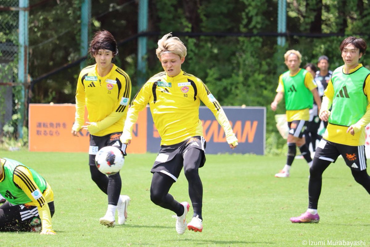Idumimuraba's tweet photo. 浅倉廉選手「仙台は面白くて優しい人がいっぱい。サッカーの時は真剣で良いコミュニケーションが取れている。
スタートダッシュは大事で、開幕戦でいかに良い勝ち方をして波に乗れるか。古巣・藤枝との対戦は早すぎる感じもあるが、いずれは対戦する。気負わず純粋にサッカーを楽しみたい」
#vegalta https://t.co/wto2jecl0V