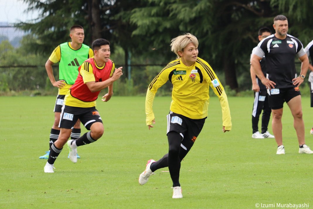 Idumimuraba's tweet photo. 浅倉廉選手「仙台は面白くて優しい人がいっぱい。サッカーの時は真剣で良いコミュニケーションが取れている。
スタートダッシュは大事で、開幕戦でいかに良い勝ち方をして波に乗れるか。古巣・藤枝との対戦は早すぎる感じもあるが、いずれは対戦する。気負わず純粋にサッカーを楽しみたい」
#vegalta https://t.co/wto2jecl0V