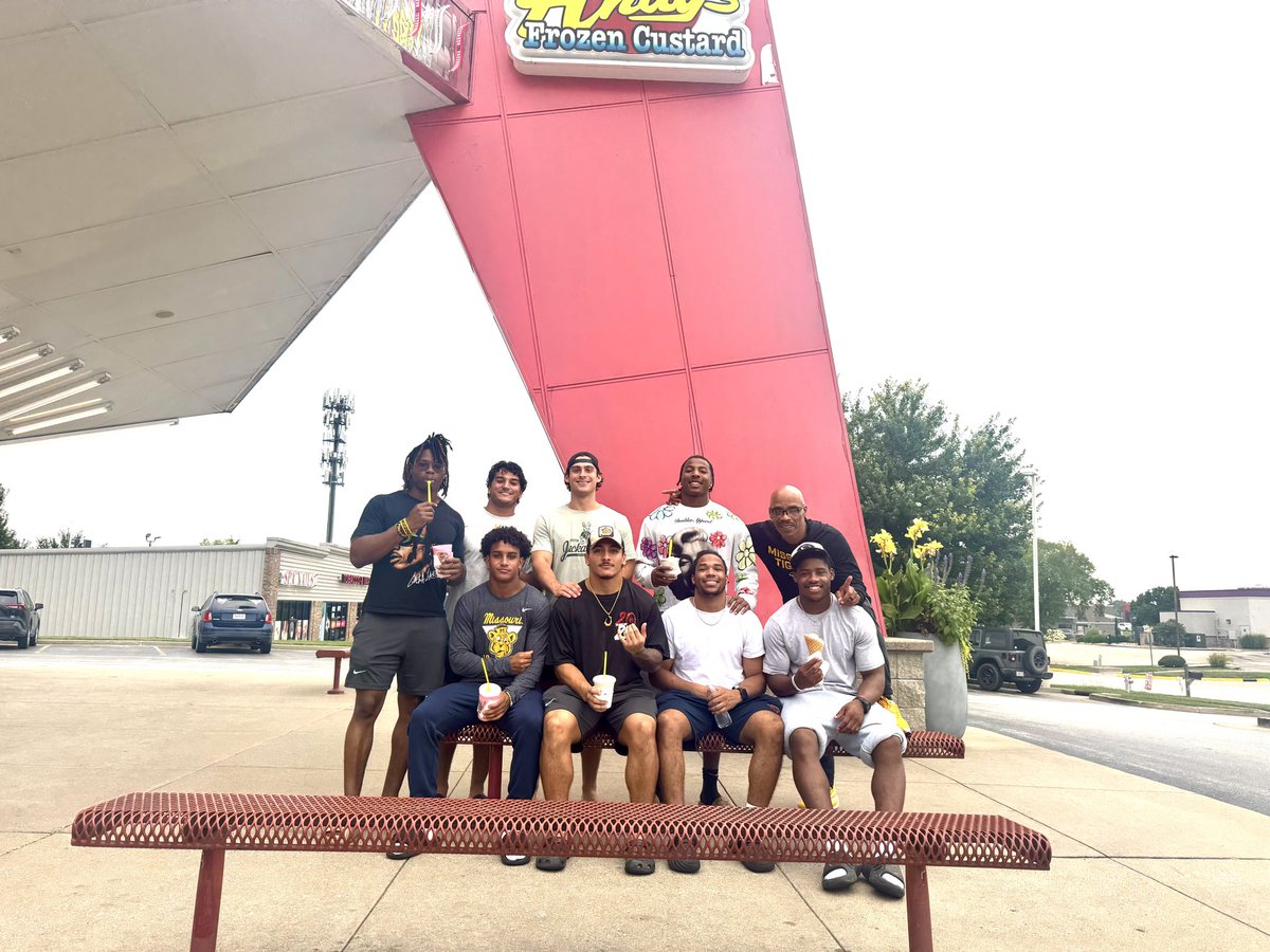 CoachLoop's tweet photo. 🍦with the GB's!! #STP ⏳⏳ https://t.co/sCTk2kyINj