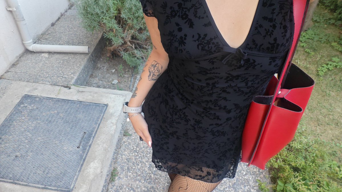 p3tiboryasasi's tweet photo. daily outfit check 🌹 https://t.co/RxmQmHSPTJ