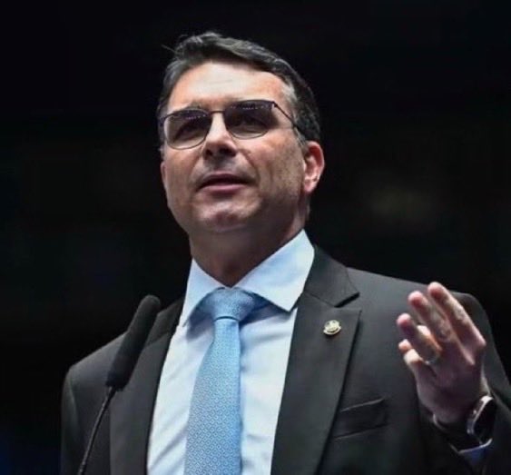 NewsLiberdade's tweet photo. 🚨URGENTE - Alexandre de Moraes afirma que Flávio Bolsonaro pode ficar inelegível após uso de vídeo feito com IA retratando Bolsonaro https://t.co/rW9o8u4qui