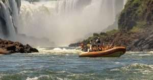 DiarioInfoTuc's tweet photo. Un turista murió tras el vuelco de una embarcación en las Cataratas del Iguazú 
El hecho ocurrió este martes en el sector brasileño del parque. Un joven neerlandés de 26 años perdió la vida luego de que el bote en el que paseaba naufragara. 

https://t.co/STiI5PqpuU https://t.co/Rza2V6D6pl