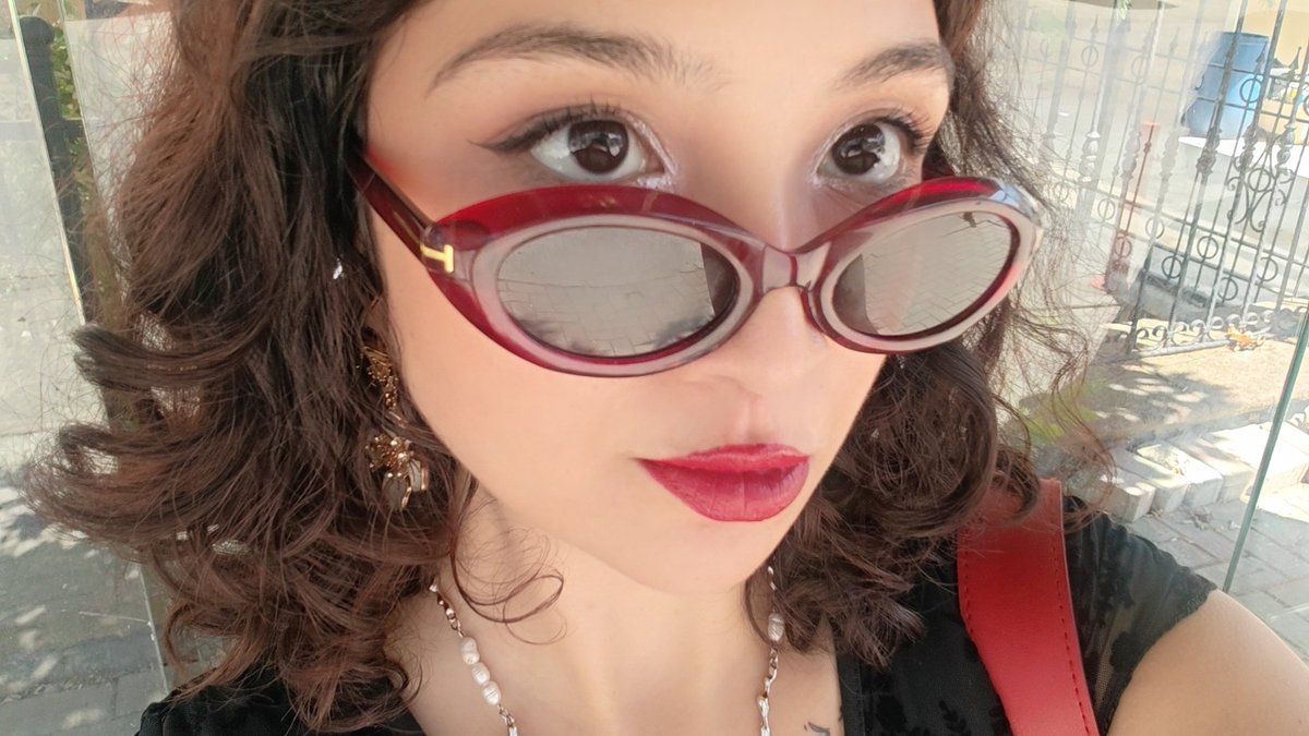 p3tiboryasasi's tweet photo. daily outfit check 🌹 https://t.co/RxmQmHSPTJ