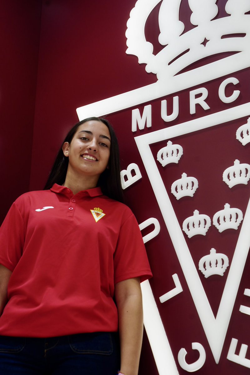 realmurciafeme's tweet photo. CLUB | 🤝 ¡𝗝𝗨𝗟𝗜𝗔 𝗚𝗜𝗟, 𝗡𝗨𝗘𝗩𝗢 𝗙𝗜𝗖𝗛𝗔𝗝𝗘!

🧤 Portera de gran nivel que llega procedente del SMX 

🏆 Jugadora de la selección murciana sub-16 y campeona de España de fútbol playa 

ℹ️ https://t.co/gemC8xa2gk

👋 ¡Bienvenida al #RealMurciaFemenino! https://t.co/BTYOeSr87i