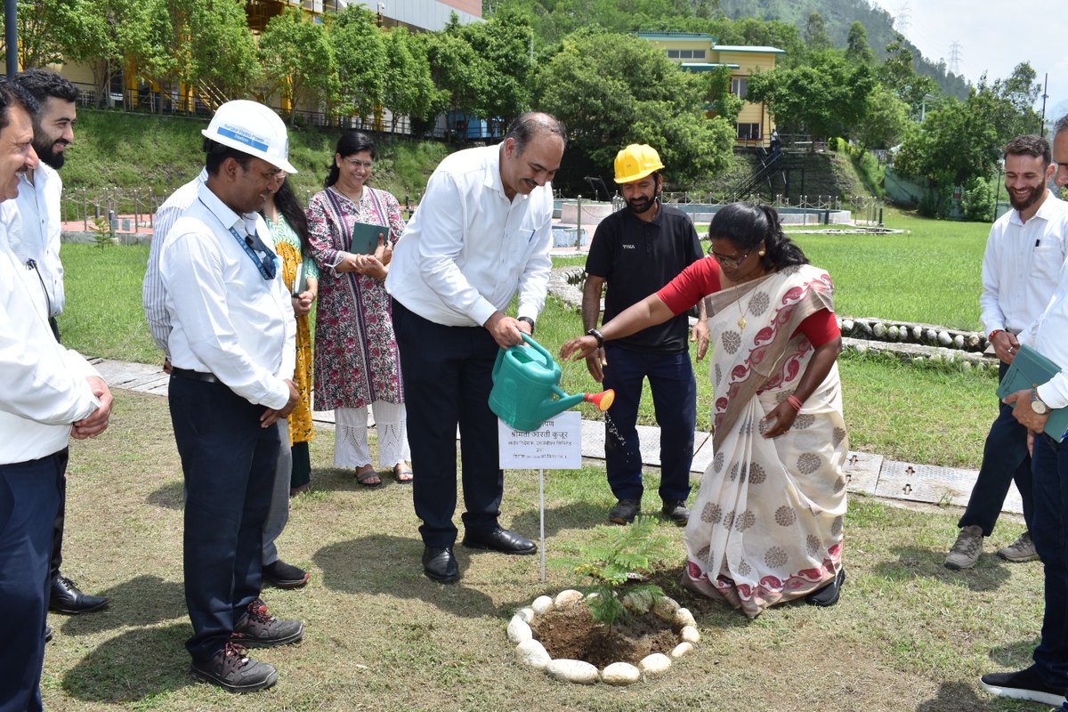 SjvnLimited's tweet photo. Smt. Arti Kujur, Independent Director, SJVN visited 412 MW Rampur Hydro Power Station (Rampur HPS) and 1500 MW Nathpa Jhakri Hydro Power Station (NJHPS) in Himachal Pradesh.
#sjvn #navratnacompany #visits #hydro @MinOfPower @PIB_India https://t.co/n0x8HAiou9