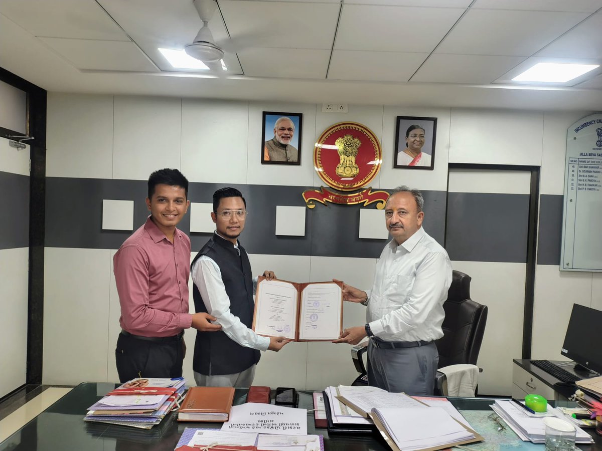 CollectorJamngr's tweet photo. માર્ગ અકસ્માત ઘટાડી લોકોની સલામતી સુનિશ્ચિત કરવા @GRSAofficial &amp; @Trafficzam_DEL સાથે Building a Culture of Road Safety પ્રોજેક્ટ અંતર્ગત MoU કરવામાં આવ્યું જે અંતર્ગત ઉક્ત સંસ્થાઓ વહીવટી તંત્ર સાથે મળી માર્ગ સલામતી માટે જરૂરી કાર્યવાહી કરશે
@CMOGuj @JayantiRavi @infojamnagargog https://t.co/wpAXAbJTv1