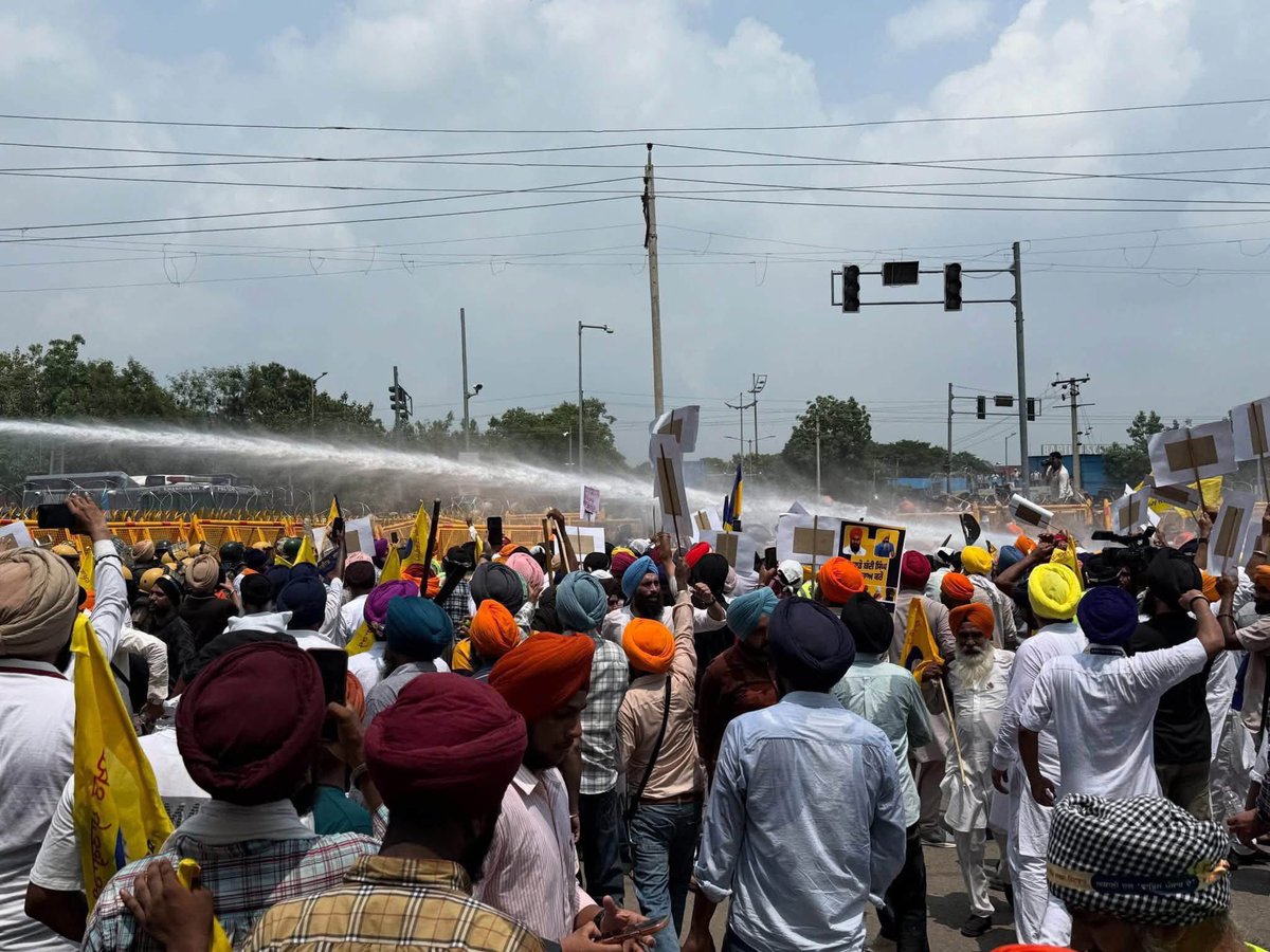 TarsemSofficial's tweet photo. ਚੰਡੀਗੜ੍ਹ, 29 ਜੁਲਾਈ: ਅਕਾਲੀ ਦਲ ਵਾਰਿਸ ਪੰਜਾਬ ਦੇ ਦੇ ਸੱਦੇ ’ਤੇ ਅੱਜ ਹਜ਼ਾਰਾਂ ਵਰਕਰਾਂ ਨੇ ਗੁਰਦੁਆਰਾ ਸ੍ਰੀ ਅੰਬ ਸਾਹਿਬ, ਮੋਹਾਲੀ ਤੋਂ ਮੁੱਖ ਮੰਤਰੀ ਨਿਵਾਸ ਵੱਲ ਵਿਸ਼ਾਲ ਰੋਸ ਮਾਰਚ ਕੱਢਿਆ। ਪ੍ਰਦਰਸ਼ਨ ਦੌਰਾਨ ਭਾਈ ਅੰਮ੍ਰਿਤਪਾਲ ਸਿੰਘ ਖ਼ਾਲਸਾ ਅਤੇ ਸਮੂਹ ਸਿੱਖ ਬੰਦੀ ਸਿੰਘਾਂ ਦੀ ਰਿਹਾਈ ਦੀ ਮੰਗ ਕੀਤੀ ਗਈ। 
ਪੰਜਾਬ ਸਰਕਾਰ ਨੂੰ ਸੌਂਪੇ ਮੰਗ-ਪੱਤਰ ਵਿੱਚ ਭਾਈ ਅੰਮ੍ਰਿਤਪਾਲ ਸਿੰਘ ਖ਼ਾਲਸਾ ਦੀ ਤੁਰੰਤ ਰਿਹਾਈ, ਸੰਸਦੀ ਅਧਿਕਾਰ ਬਹਾਲ ਕਰਨ, ਸਮੂਹ ਸਿੱਖ ਬੰਦੀ ਸਿੰਘਾਂ ਦੀ ਰਿਹਾਈ, ਭਾਈ ਜਸਵੰਤ ਸਿੰਘ ਖਾਲੜਾ ਮਾਮਲੇ ਵਿੱਚ ਕਾਨੂੰਨੀ ਕਾਰਵਾਈ ਅਤੇ ਪੰਜਾਬ ਦੇ ਹੋਰ ਅਹਿਮ ਸਮਾਜਿਕ ਮਸਲਿਆਂ ’ਤੇ ਤੁਰੰਤ ਕਾਰਵਾਈ ਦੀ ਮੰਗ ਕੀਤੀ ਗਈ। ਇਸ ਮੌਕੇ ਪਾਰਟੀ ਦੀ ਸੀਨੀਅਰ ਲੀਡਰਸ਼ਿਪ, ਵਰਕਰ ਅਤੇ ਵੱਡੀ ਗਿਣਤੀ ਵਿੱਚ ਸੰਗਤਾਂ ਹਾਜ਼ਰ ਸਨ। 
.
ਬੰਦੀ ਸਿੰਘ ਰਿਹਾਅ ਕਰੋ ।।
.
#akalidalwarispunjab #youthadwpd #bhaiamritpalsinghji #mpamritpalsingh #cmamritpalsingh
