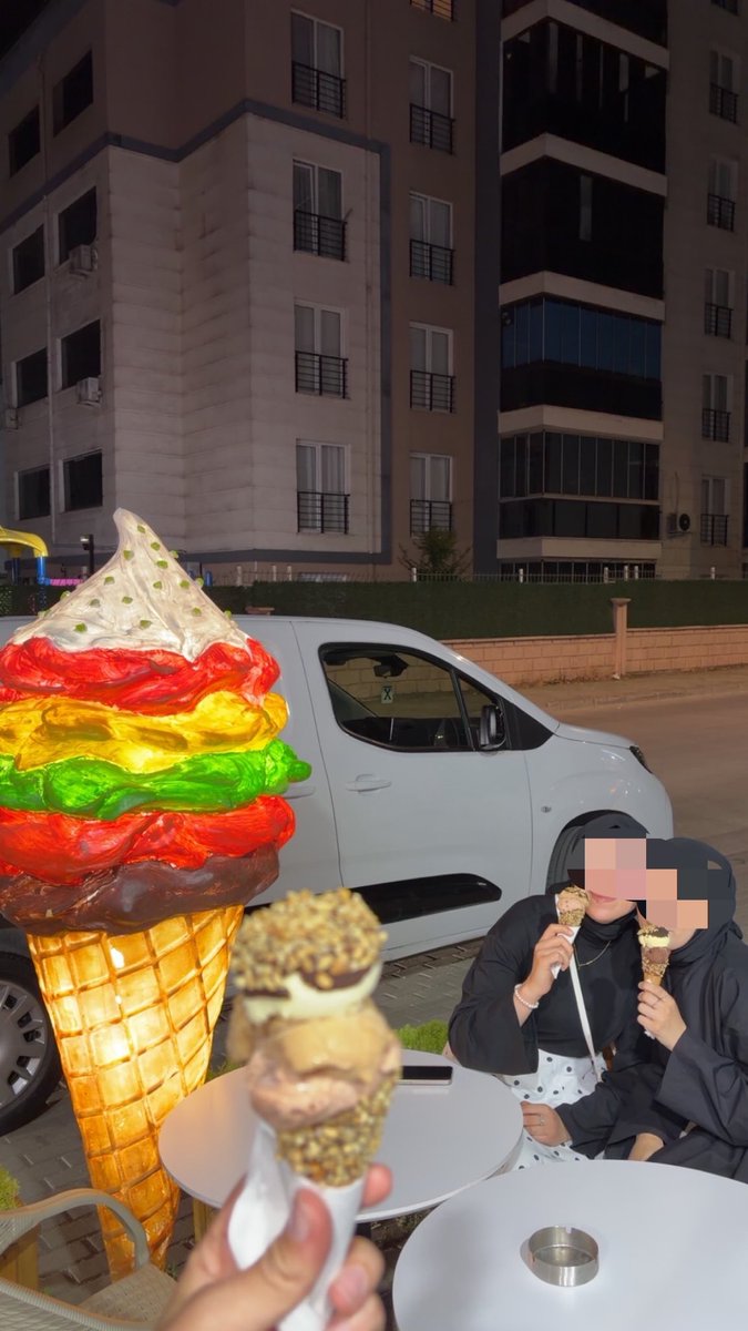 sevvalpyz's tweet photo. dondurmanın sıfır kalori olmadığına kimse ikna edemez beni ya 😔 https://t.co/eVBC8DYhSA