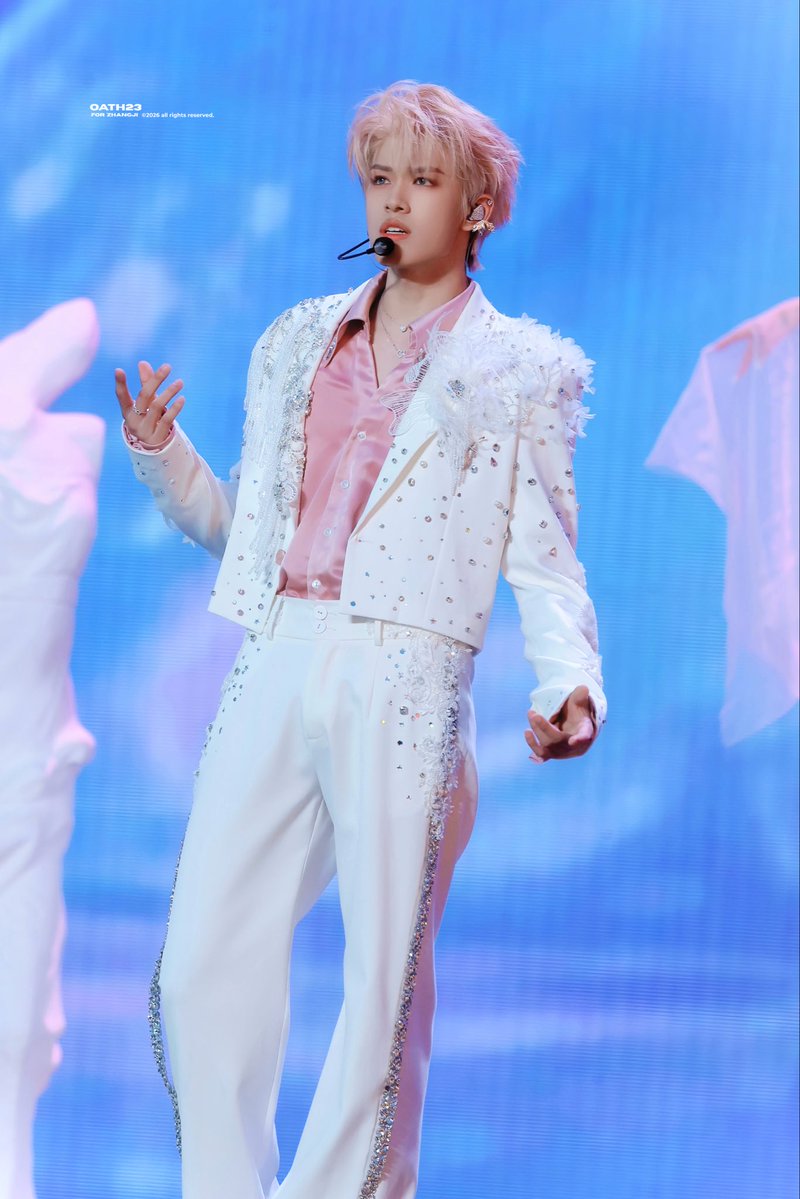 kookjinie_sup's tweet photo. จางจี๋ใส่คอนแทคสีฟ้าหรือแสงข้างหลังสะท้อน สวยมาก นางฟ้าบาร์บี้สุดๆ 💞 https://t.co/7yf22xdfgk