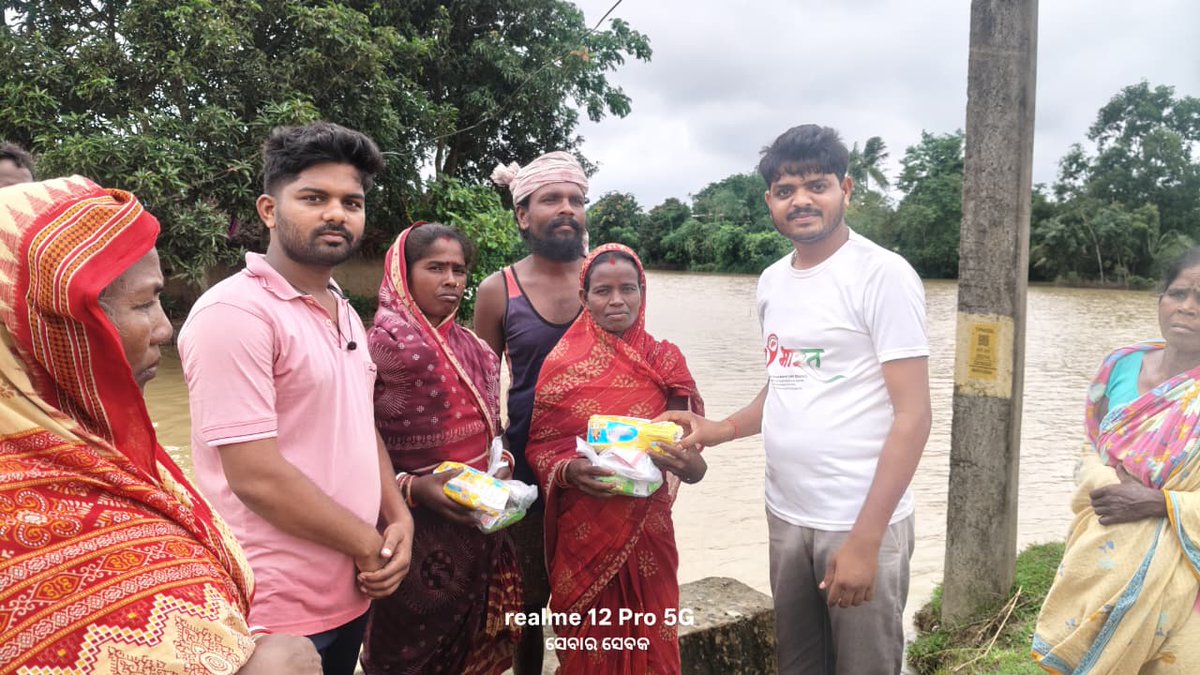 nssbbsr's tweet photo. Due to heavy rainfall, several areas of Balasore district have been affected by flooding and waterlogging. As a National Award-winning volunteer of the National Service Scheme (NSS) Debendra Acharya along with my fellow volunteer, Subhashish Mohanty, distributed dry food. https://t.co/sPz9dq3O9T