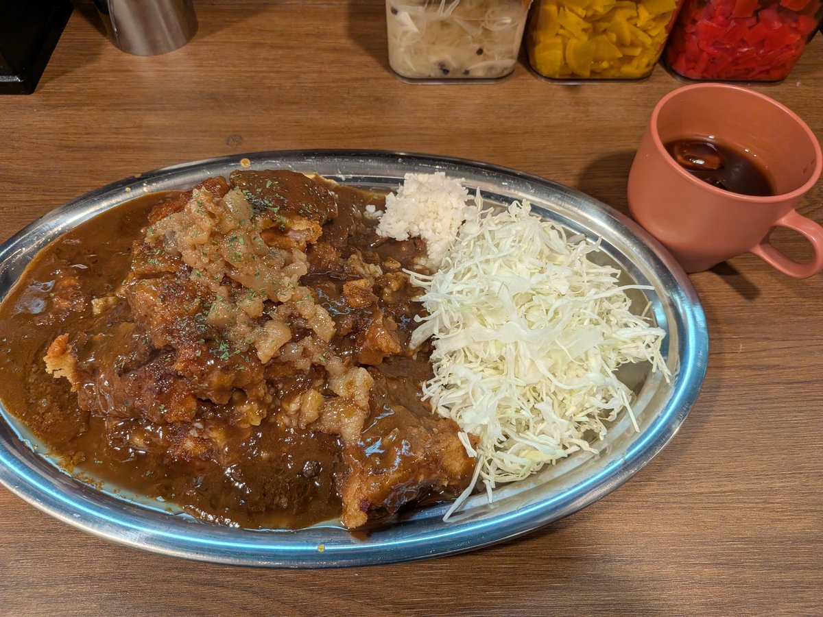 sue0124's tweet photo. ケンちゃんカレー中野店に来訪🍛
以前から気になっていたケン二郎カレー(大ニンニクヤサイ(キャベツ)マシマシ)

チキンカツカレーにニンニクアブラヤサイの構成で
ニンニクはカレーの味を邪魔せず相性は良き✌️
アイスコーヒーがサービスで付くなど、満足感が高い店でした😊 https://t.co/Uthxm7uaYW