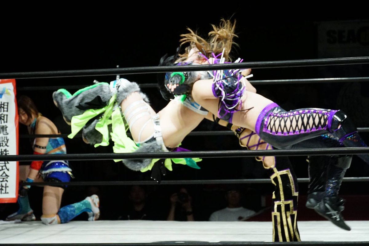girabow's tweet photo. こちら、XネームMOTEKIさん（@m_kizaemon ）からのランニングネックブリーカーです。

7/26 #SEAdLINNNG
ノア・ヒカリ選手が紫雷美央選手とカ・ケディータ選手にダブルのランニングネックブリーカー！ https://t.co/sRAstQeS9P