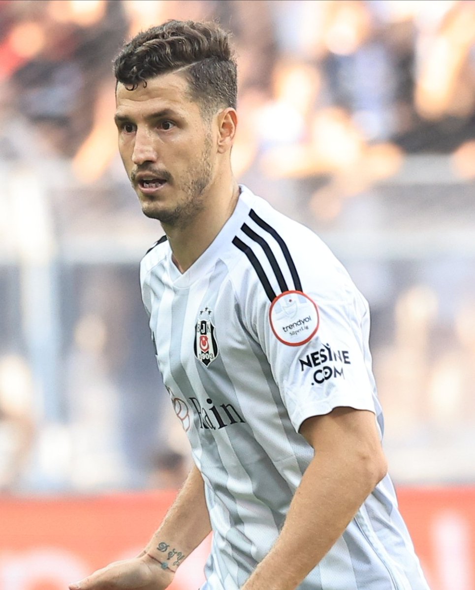 AMEDREELS's tweet photo. 🚨 Salih Uçan, adım adım Amedspor'a...

Amedspor'un orta saha transferinde gündemine aldığı tecrübeli futbolcu Salih Uçan için temaslar olumlu yönde ilerliyor. Taraflar arasındaki görüşmelerin sürdüğü ve transferin gerçekleşmesi adına önemli mesafe kat edildiği öğrenildi.

Henüz resmi imzalar atılmış değil ve transfer kesinlik kazanmış değil. Ancak kulübün teknik heyetinin Salih Uçan'ı kadroda görmek istediği, oyuncu cephesinin de projeye olumlu yaklaştığı ifade ediliyor. Görüşmelerin önümüzdeki günlerde hız kazanması bekleniyor.

Süper Lig ve Avrupa tecrübesi bulunan Salih Uçan'ın olası transferi, Amedspor'un orta saha kalitesini ve oyun aklını önemli ölçüde artırabilecek bir hamle olarak değerlendiriliyor. Yönetim, yeni sezonda güçlü ve alternatifli bir kadro oluşturma hedefi doğrultusunda çalışmalarını titizlikle sürdürüyor.

Şu an için süreç olumlu ilerlese de transfer henüz netlik kazanmış değil. Resmi gelişmeler yaşandığında kamuoyuyla paylaşılması bekleniyor.

🟢🔴 Gelişmeleri yakından takip ediyoruz.
#altıüstüistanbul #süperlig #amedspor #şampiyon #çarşamba