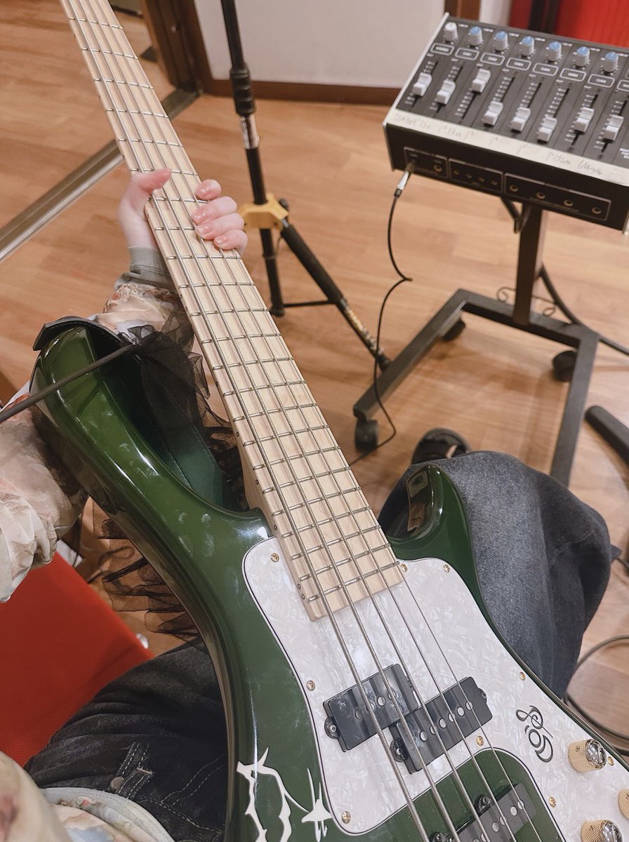 mina_bass3737's tweet photo. 本日はレコーディングだったよー🎸💚
良い音で録れて最高でした♡🥹 https://t.co/6d3cfltz0P