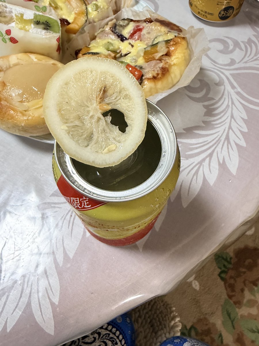 takuchan_88's tweet photo. レモン、買わなくて良き品物だった😂
両方に入ってる🤭
🍋🍋🍋🍋🍋
やってみ😏
#未来のレモンサワー
#サクレ
🍋🍋🍋🍋🍋🍋
#草川拓弥
#FDLS
#超特急 https://t.co/7BRSunjTDJ