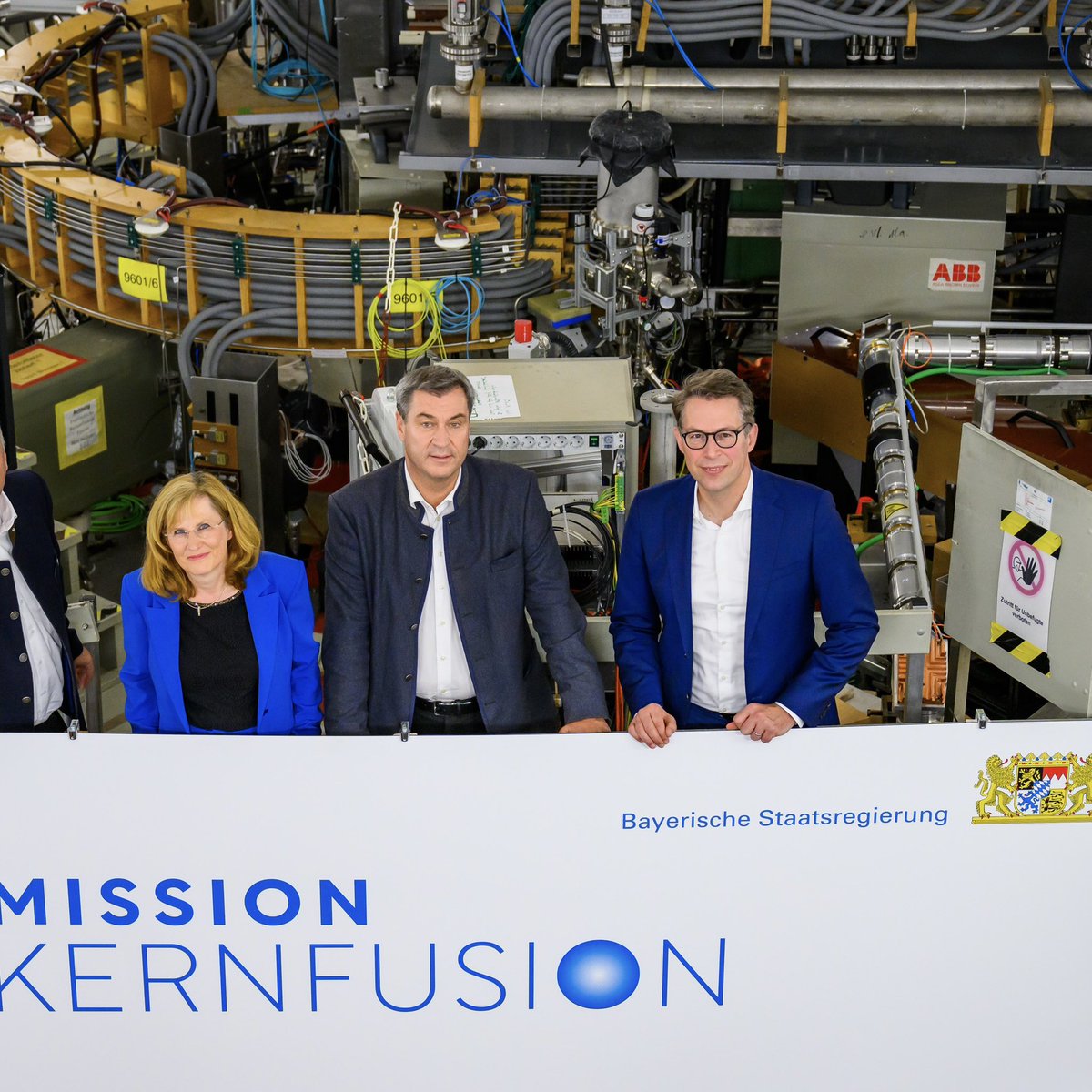 Markus_Soeder's tweet photo. Energie ist das Lebenselixier unserer Wirtschaft. Die #Kernfusion ist dabei eine Chance für sichere, saubere und bezahlbare Energie in beinahe unbegrenzter Menge. Deshalb treibt Bayern die Forschung an der Energieversorgung der Zukunft entschlossen voran. Dazu sind Mut und Wucht notwendig. Das Max-Planck-Institut für Plasmaphysik in Garching ist bereits jetzt eines der weltweit führenden Zentren der Magnetfusionsforschung. Für den Demo-Reaktor „Alpha“ investieren wir allein 400 Mio. Euro. Jetzt wird der Freistaat der deutsche Hub für die Forschung zur #Magnetfusion. Für die Unterstützung von Zukunftstechnologien haben wir uns in Berlin sehr eingesetzt. Danke an unsere Technologieministerin @DoroBaer. In #Wissenschaft und Forschung liegt die Chance Deutschlands auf Arbeitsplätze und Wohlstand auch in der Zukunft. Nur wer auf Technik setzt, wird auf Dauer im internationalen Wettbewerb mithalten. Kernfusion könnte eine neue globale Spitzentechnologie werden – und sie soll „Made in Bavaria“ sein. @MarkusBlume