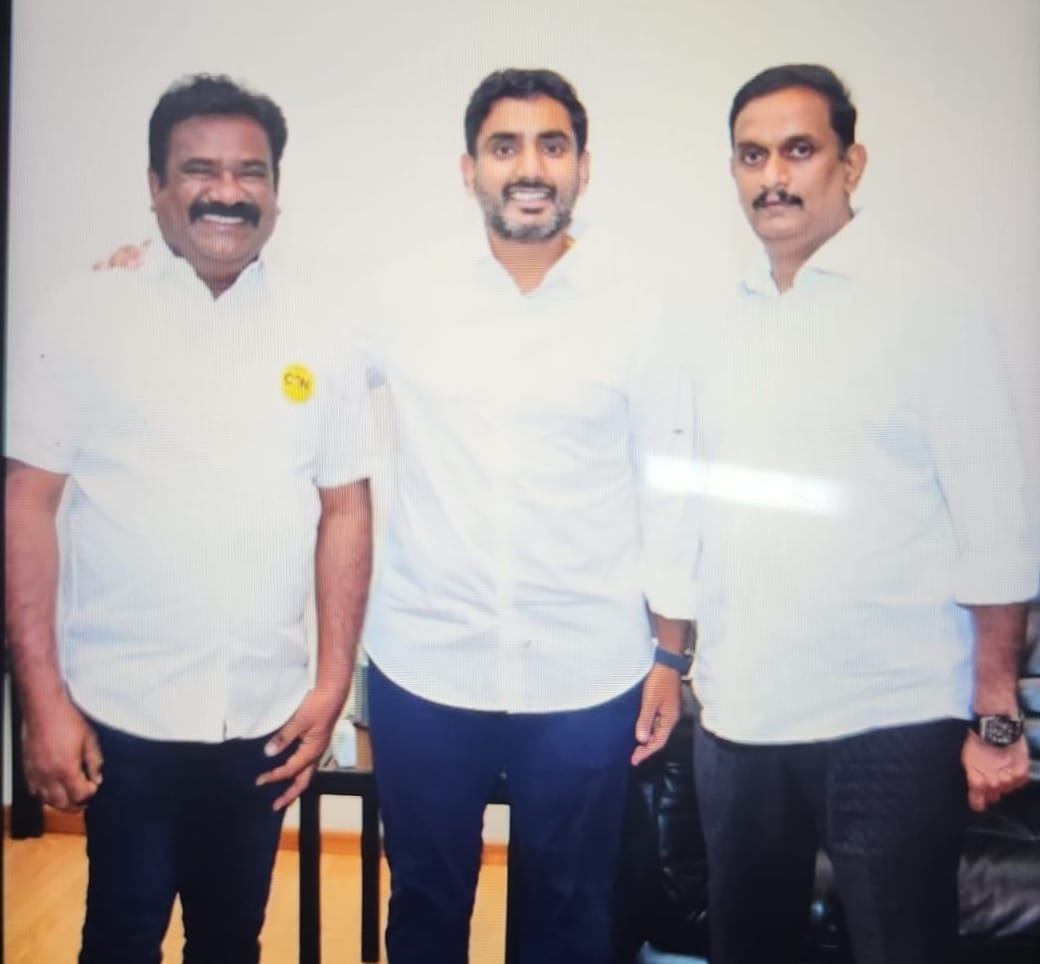 Ravi87443929's tweet photo. టీడీపీ ఎంపీ కేశినేని చిన్ని అనుచరుడు సొంగ సంజయ్ వర్మ భాగోతం 

వేరే మహిళతో అక్రమ సంబంధం పెట్టుకుని భార్యకు వేధింపులు 

బయటపడ్డ సంజయ్ వర్మ రాసలీలల వీడియోలు

ఎన్టీఆర్ జిల్లా టీడీపీ ఎస్సీ సెల్ ప్రెసిడెంట్‌గా పనిచేస్తున్న సొంగ సంజయ్ వర్మ 

రోజూ మద్యం తాగొచ్చి భార్య శాంతిశ్రీని చిత్రహింసలు పెడుతున్న సంజయ్ వర్మ   

పెళ్లై 25 ఏళ్లైనా ఇంకా ఆస్తి కావాలంటూ వేధింపులు  

శాంతిశ్రీ తో పాటు క‌న్న కుతుర్ని సైతం అనుమానంతో వేధిస్తున్న సంజయ్ వర్మ 

సంజయ్ శర్మ వేధింపులు తాళలేక పోలీసులను ఆశ్రయించిన శాంతిశ్రీ