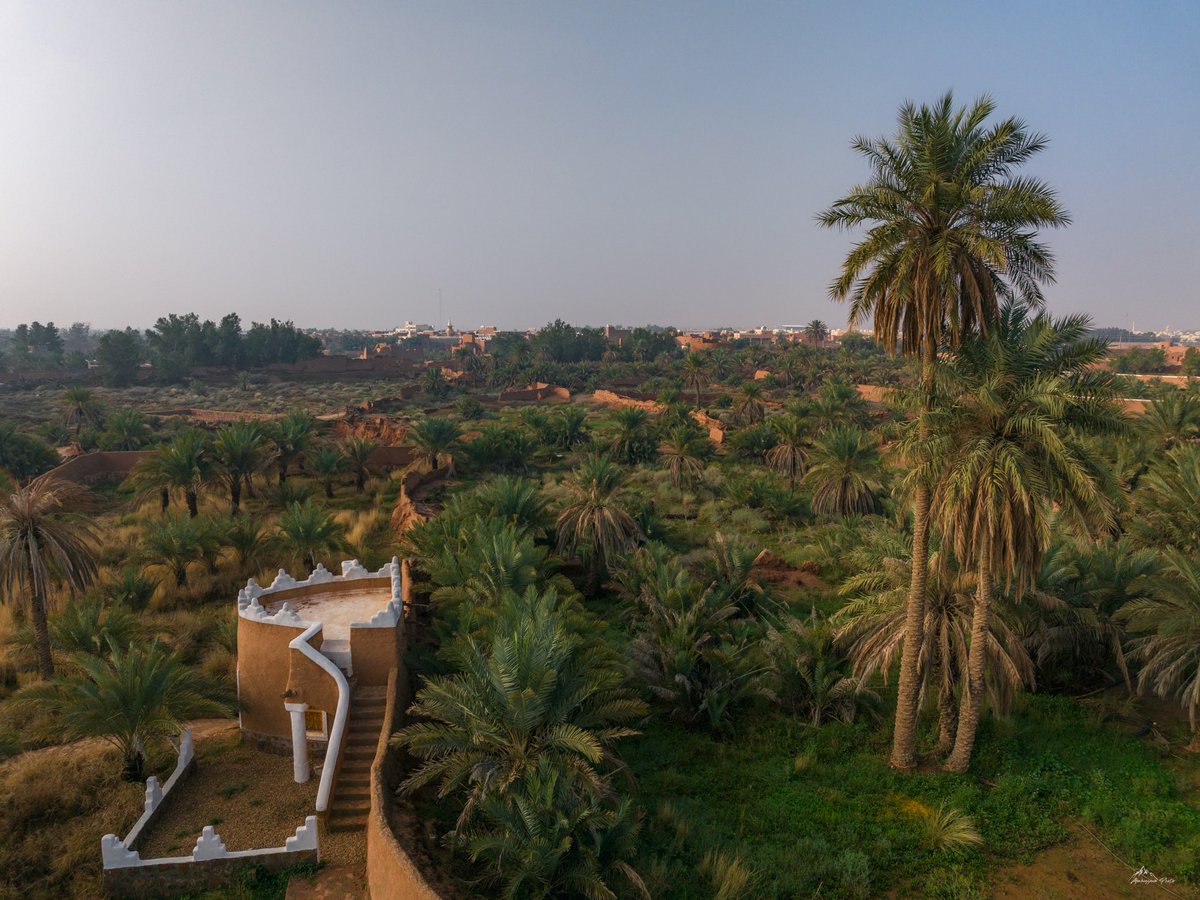 AbahussainPhoto's tweet photo. "معنى أن يُكرم الإنسان نفسه، أن يختار لها ما يليق بها من كل شيء

من الرفقة أطيبها..
ومن العمل ما ترتضي..
ومن الحب أرقاه..
ومن العطاء ما تستطيع..
ومن المنع ما لا تأسف عليه..

من يُكرم نَفسه يعزّ عليه أن يمضي بها في سبيل لا ينتمي لها"

#اشيقر
#قرية_اشيقر_التراثية
#السعودية_خط_احمر https://t.co/NcNrgP7qcs